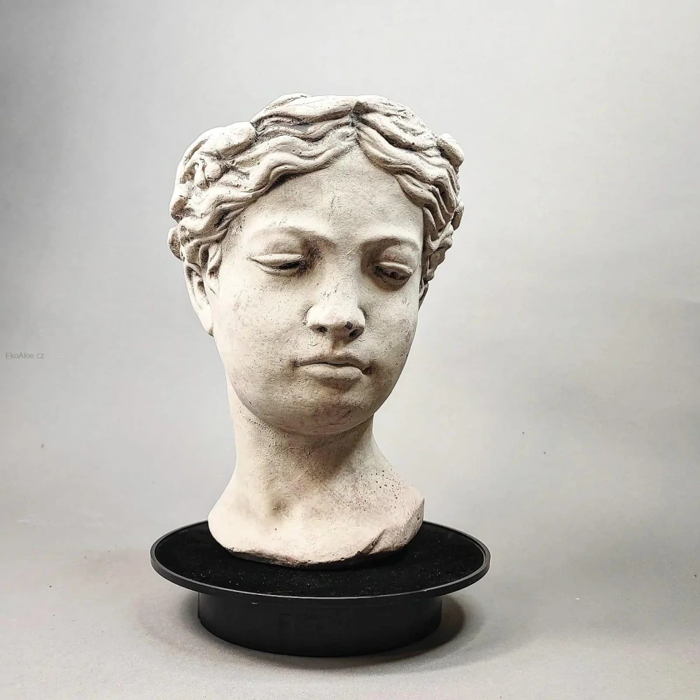 Šedý cementový květináč hlava ženy