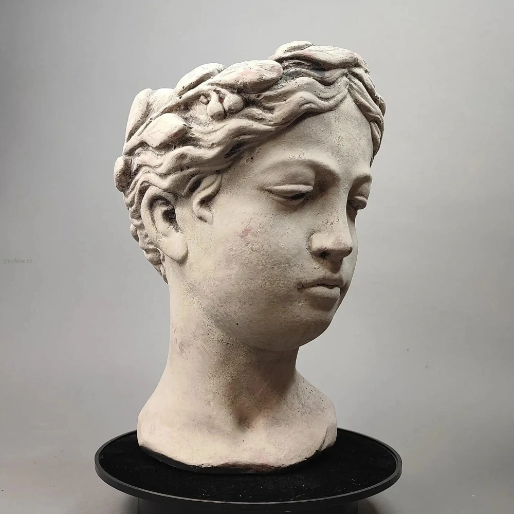 Šedý cementový květináč hlava ženy